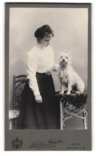 Fotografie Friedr. Haack, Jena, Portrait junge Dame in weisser Bluse mit ihrem Hund auf dem Tisch im Atelier