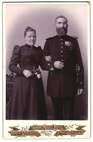 Fotografie Theodor Wenzel, Berlin, Andreasstr. 28, Portrait Uffz. in Uniform mit Ordenspange und Epauletten, nebst Frau