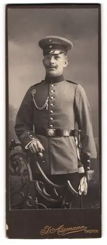 Fotografie I. Assmann, Thorn, Soldat in Uniform mit Schützenschnur und Portepee