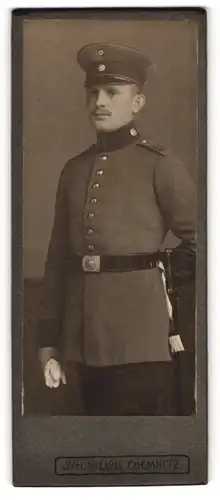 Fotografie J. H. Niclou, Chemnitz, Königstrasse 5. Soldat des 181. Rgts. in Uniform