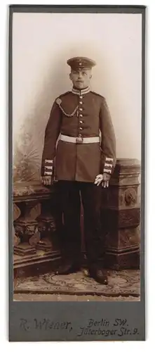 Fotografie R. Wiener, Berlin, Jüterboger Strasse 9, Soldat in Gardeuniform mit fixierter Schützenschnur