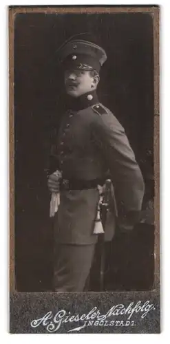 Fotografie A. Gieseler, Ingolstadt, Soldat in Uniform mit Portepee am Bajonett