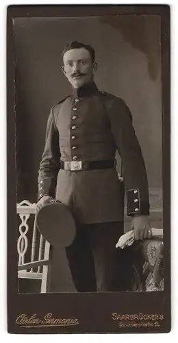 Fotografie Atelier Germania, Saarbrücken, Sulzbachstrasse 9, Soldat in Uniform mit Schirmmütze in der Hand