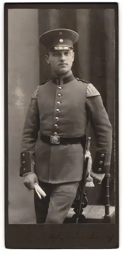 Fotografie Stg. Pickel, Nürnberg, Musikant in Uniform mit Schwalbennestern