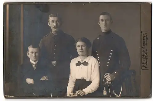 Fotografie D. Knoblich, Hannover, Georgstrasse 1, Soldat in Uniform mit seinen Kindern, Sohn in Ulanenuniform