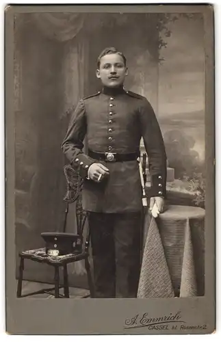 Fotografie A. Emmrich, Cassel, Kleine Rosenstrasse 2, Junger Soldat in Uniform mit Zigarette in der Hand