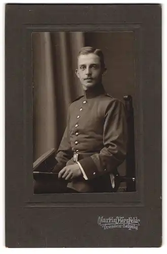 Fotografie Martin Herzfelde, Dresden, Pragerstrasse 7, Junger Soldat in Uniform mit Schirmmütze und Bajonett im Schoss