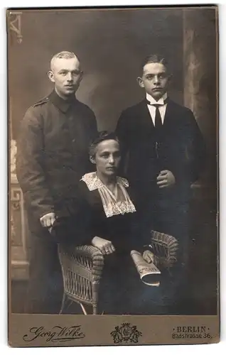 Fotografie Georg Wilke, Berlin, Badstrasse 36, Junger Soldat in Feldgrau mit seiner Familie