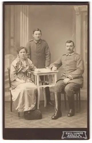 Fotografie Emil Lampe, Berlin, Tresckowstrasse 16, Ufz. in Uniform mit seiner Gattin und Sohn im Feldgrau am Tisch