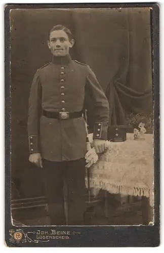 Fotografie Joh. Beine, Lüdenscheid, Alteraerstrasse 8, Junger Soldat in Uniform mit stolzem Lächeln