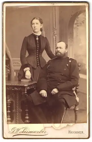 Fotografie G. W. Leineweber, Hannover, Georgstrasse 11, Stattlicher Ulan in Uniform mit Gattin im taillierten Kleid