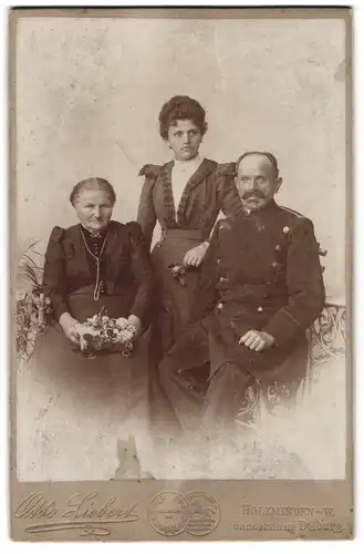 Fotografie Otto Liebert, Holzminden, Gestandener Soldat in Uniform mit Ehefrau und Tochter