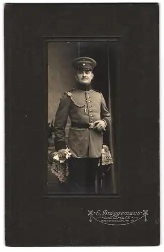 Fotografie E. Brüggemann, Leipzig-Gohlis, Breitenfelderstrasse 99, Stolzer Soldat in Uniform mit Schützenschnur