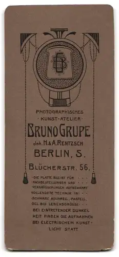 Fotografie Bruno Grupe, Berlin, Blücherstrasse 56, Soldat in Gardeuniform mit Handschuhen und Schirmmütze in der Hand