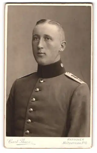 Fotografie Carl Thies, Hannover, Höltystrasse 13, Junger Soldat des 19. Rgts. mit langem Gesicht in Uniform