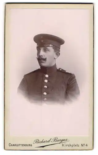 Fotografie Richard Barges, Berlin-Charlottenburg, Kirchplatz 4, Soldat in Uniform mit Schirmmütze