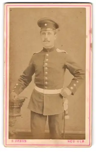 Fotografie B. Urban, Neu-Ulm, Insel, Soldat in Uniform mit Portepee am Degen