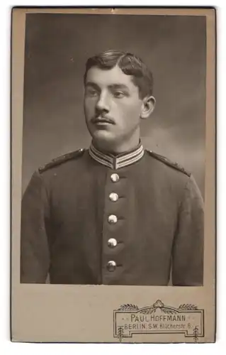Fotografie Paul Hoffmann, Berlin, Blücherstrasse 6, Junger Soldat in Gardeuniform mit dünnem Oberlippenbart