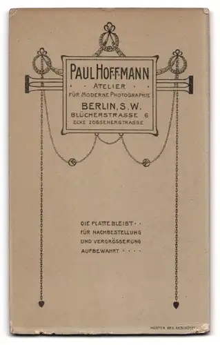 Fotografie Paul Hoffmann, Berlin, Blücherstrasse 6, Junger Soldat in Gardeuniform mit dünnem Oberlippenbart