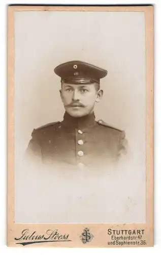 Fotografie Julius Stoess, Stuttgart, Eberhardstrasse 47, Soldat in Uniform mit langem Moustache