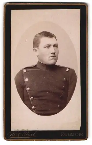 Fotografie Max Kögel, Ravensburg, Burgstrasse 184, Junger Ulan in Uniform mit unzufriedener Miene