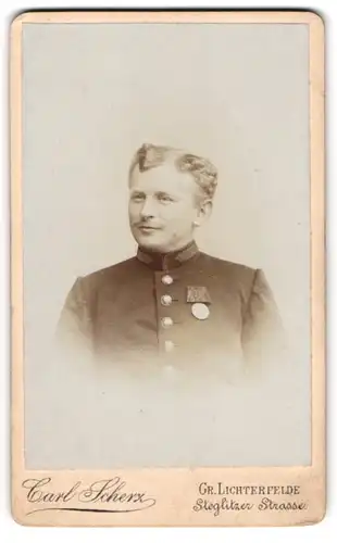Fotografie Carl Scherx, Gr. Lichterfelde, Steglitzer Strasse, Gedrungener Soldat in Uniform mit Orden