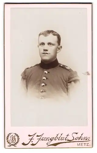 Fotografie J. Jungblut Sohn, Metz, Gartenstrasse 10, Kindlich aussehender Soldat des 4. Rgts. in Uniform