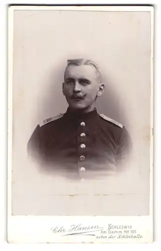 Fotografie Chr. Hansen, Schleswig, Am Damm 101, Soldat des 84. Rgmts. in Uniform