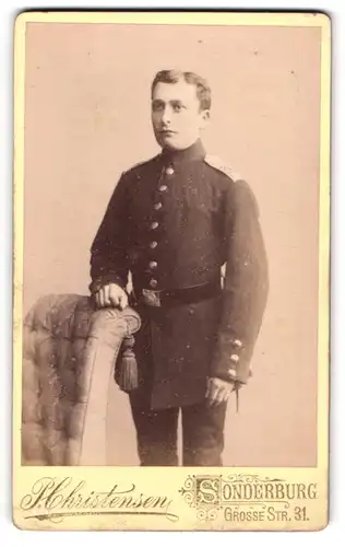 Fotografie P. Christensen, Sonderburg, Grosse Strasse 31, Kindlich aussehender Soldat in zu grosser Uniform