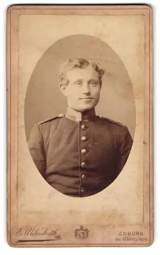 Fotografie E. Uhlenhuth, Coburg, Albertplatz, Kindlich aussehender Ufz. in Uniform