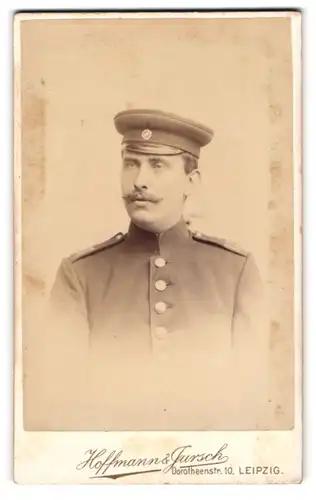 Fotografie Hoffmann & Jursch, Leipzig, Dorotheenstrasse 10, Soldat in Uniform mit Schirmmütze