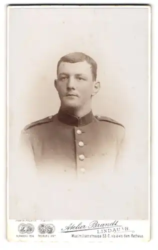 Fotografie Atelier Brandt, Lindau, Maximilianstrasse 53c, Kindlich wirkender Soldat in Uniform