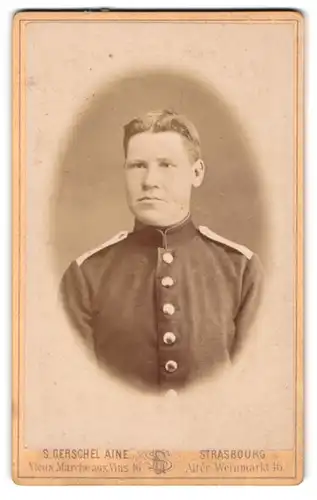 Fotografie S. Gerschel Aine, Strassburg, Alter Weinmarkt 46, Missmutig dreinblickender Soldat in Uniform