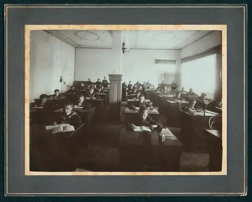 Fotografie K. Zerle, München, Ansicht Benediktbeuern, Schulknaben in der Klosterschule, Kloster Benediktbeuern