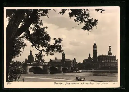 AK Dresden, Frauenkirche mit Hofkirche und Schloss, Dampfschiff auf der Elbe