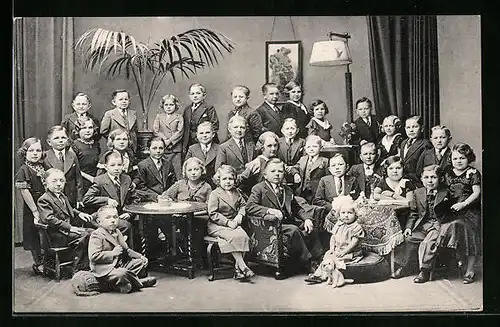 AK Schaefer`s Märchenstadt Liliput, Berlin - Gruppenfoto in Wohnzimmer