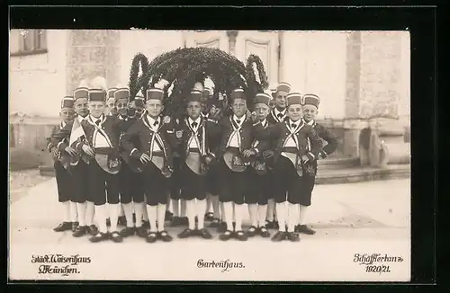 AK München, Schäfflertanzgruppe des Städt. Waisenhauses (Gartenhaus)