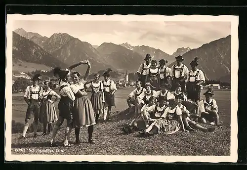 AK Oberstdorf /Allgäu, Schuhplattler-Tanz vor Alpenpanorama