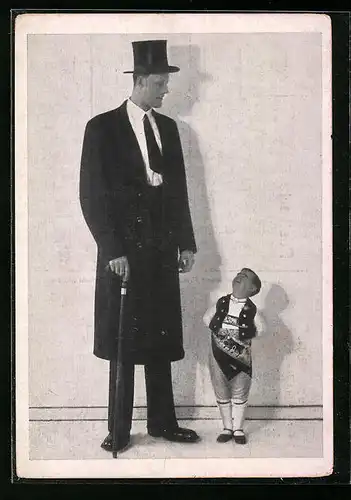 AK van Albert und Seppetoni, Portrait des grössten neben dem kleinsten Mann der Welt