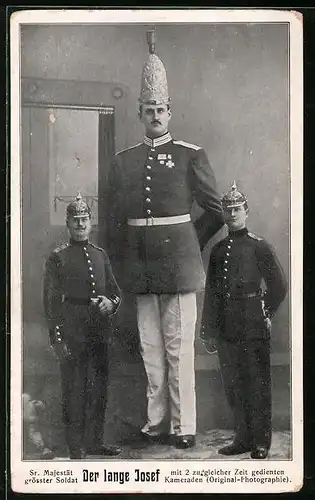 AK Der lange Josef, Sr. Majestät grösster Soldat mit 2 Kameraden