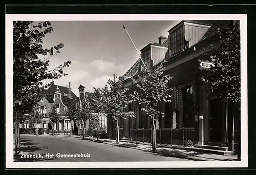 AK Zaandijk, Het Gemeentehuis