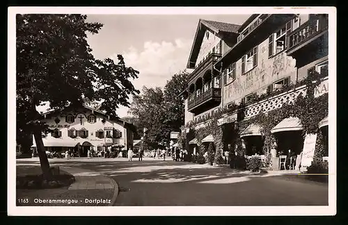 AK Oberammergau, Dorfplatz mit Geschäften