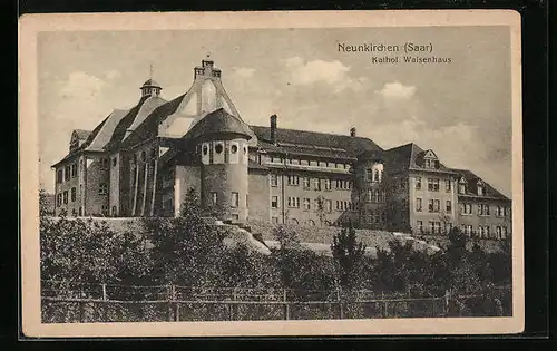 AK Neunkirchen /Saar, Kathol. Waisenhaus mit Büschen im Vordergrund