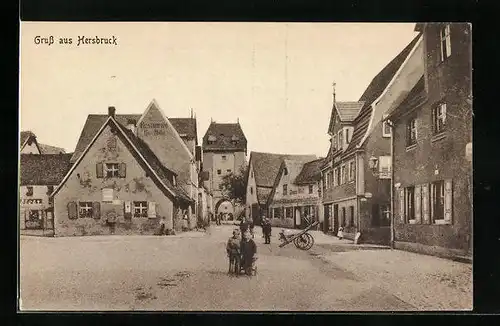 AK Hersbruck, Ortsansicht mit Torbogen und Kindern mit Leiterwagen