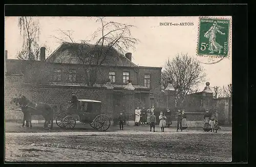 AK Inchy-en-Artois, Pferdekutsche vor einem Landgut, mit Bediensteten