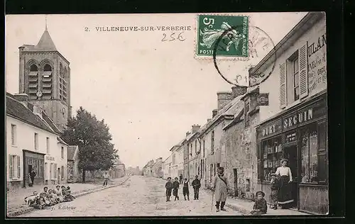 AK Villeneuve-sur-Verberie, Strassenpartie mit Kirche