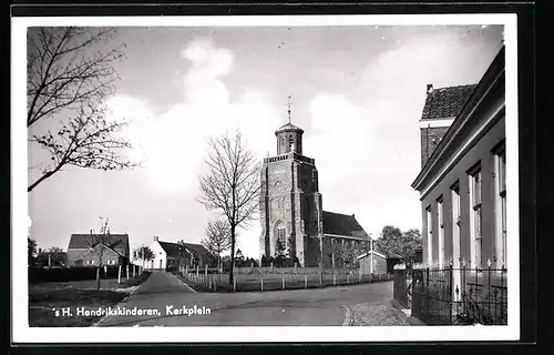 AK `s H. Hendrikskinderen, Kerkplein