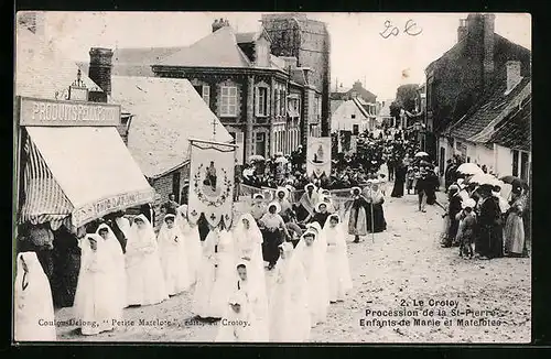 AK Le Crotoy, Procession de la St. Pierre, Enfants de Marie et Matelotee