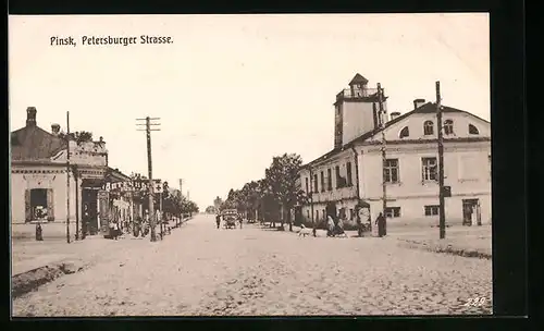 AK Pinsk, Petersburger Strasse mit Passanten