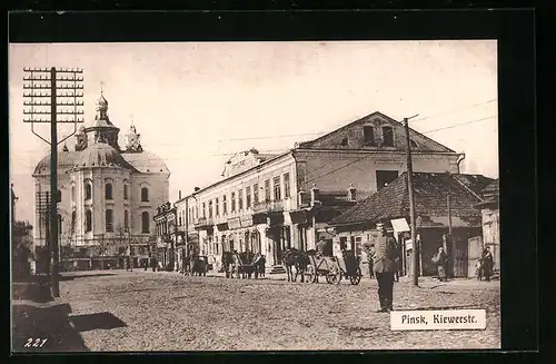 AK Pinsk, Kiewerstrasse mit Kirche und Soldaten